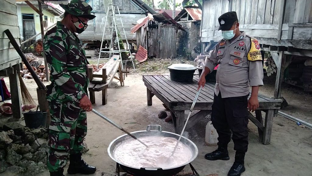 Antisipasi Minyak Goreng Langka di Bulan Ramadan, Bhabinkamtibmas dan Babinsa Desa Wabula Buat Minyak Goreng Kelapa bersama Warga