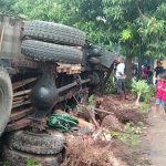 Rem Blong, Mobil Truk dengan Muatan 33 Ton Terjungkal  Timpa Motor dan Pagar Rumah Warga