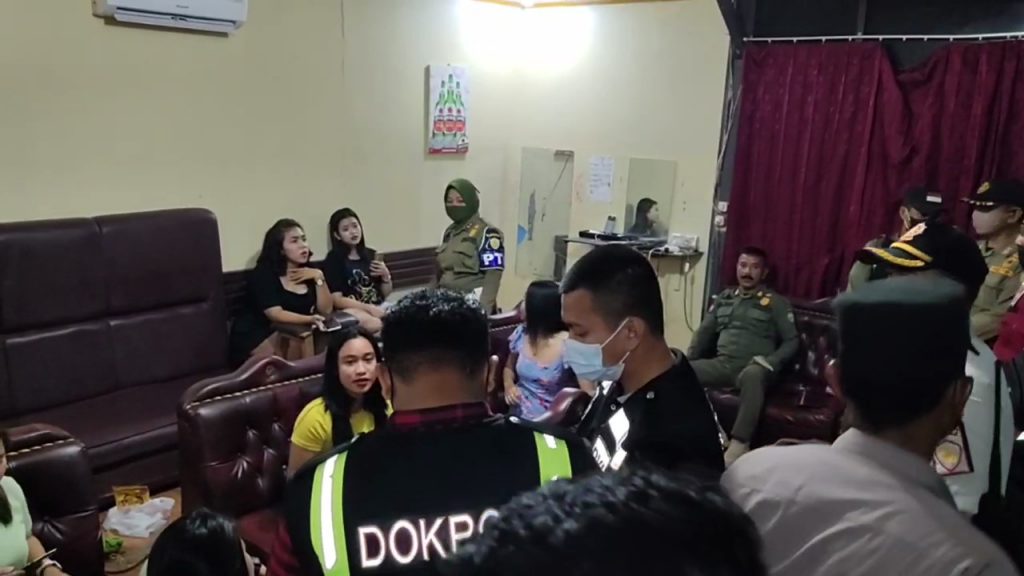 Puluhan Wanita Pekerja Malam Di Kota Baubau Terjaring Razia dan Disuntik Vaksin 