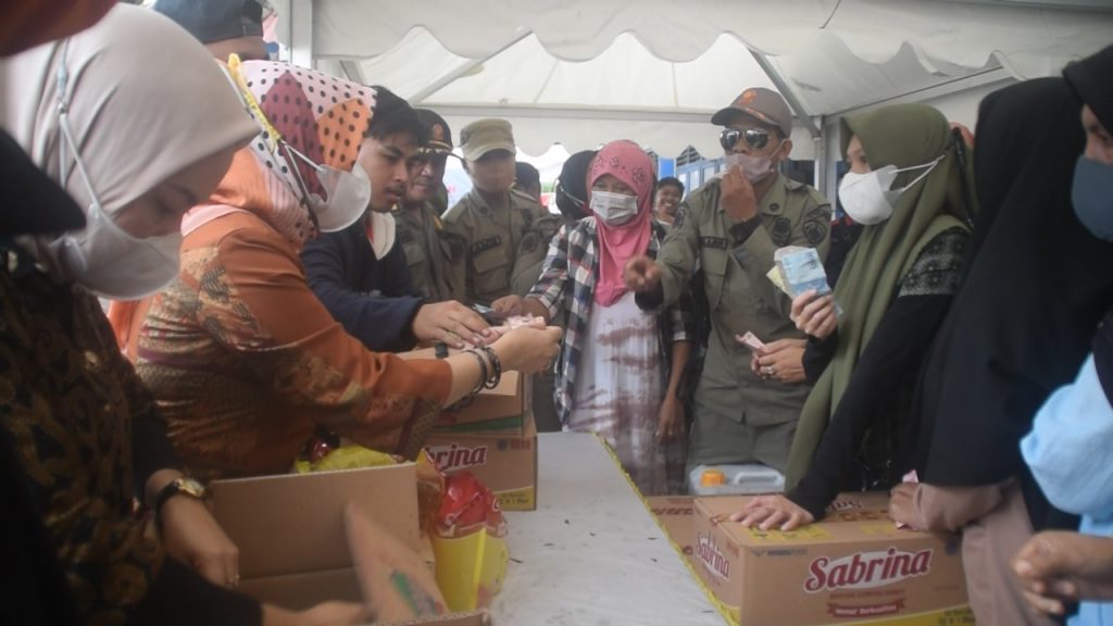 Ratusan Warga Berdesak-desakan Di Pasar Murah, 40 ribu Kemasan Minyak Goreng Ludes