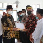 Hadiri Peringatan Isra Mi’raj di Kecamatan Lasalimu Bupati Serahkan Bantuan