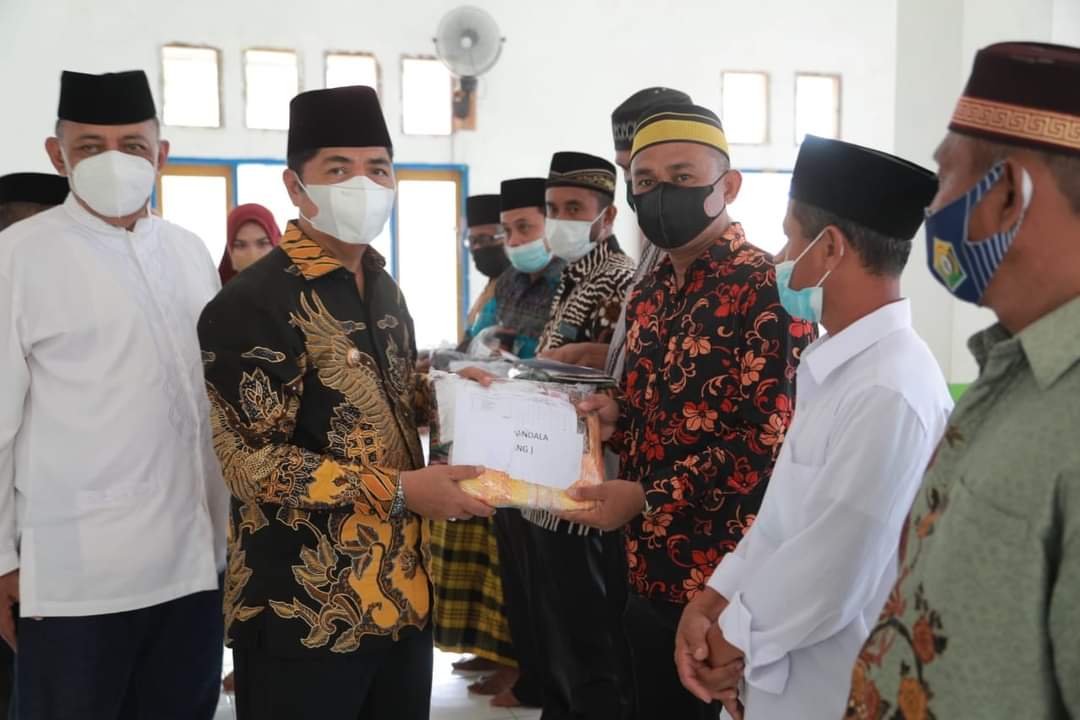 Hadiri Peringatan Isra Mi'raj di Kecamatan Lasalimu Bupati Serahkan Bantuan