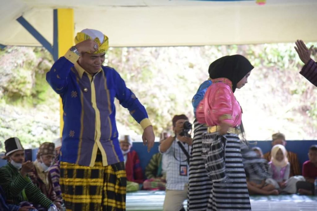 Hadiri Pesta Adat Di Kaongke-Ongkea Bupati Minta Warga Jangan Berhenti Menanam