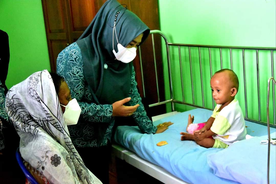 Ketua TP PKK Kota Baubau Kunjungi Pasien Gizi Buruk