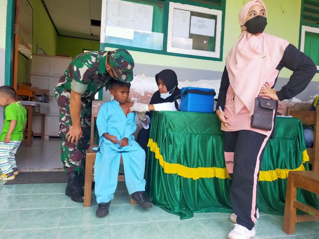 Kodim 1413 Buton Lakukan Komsos Prokes ke Warga Mengikuti Vaksinasi