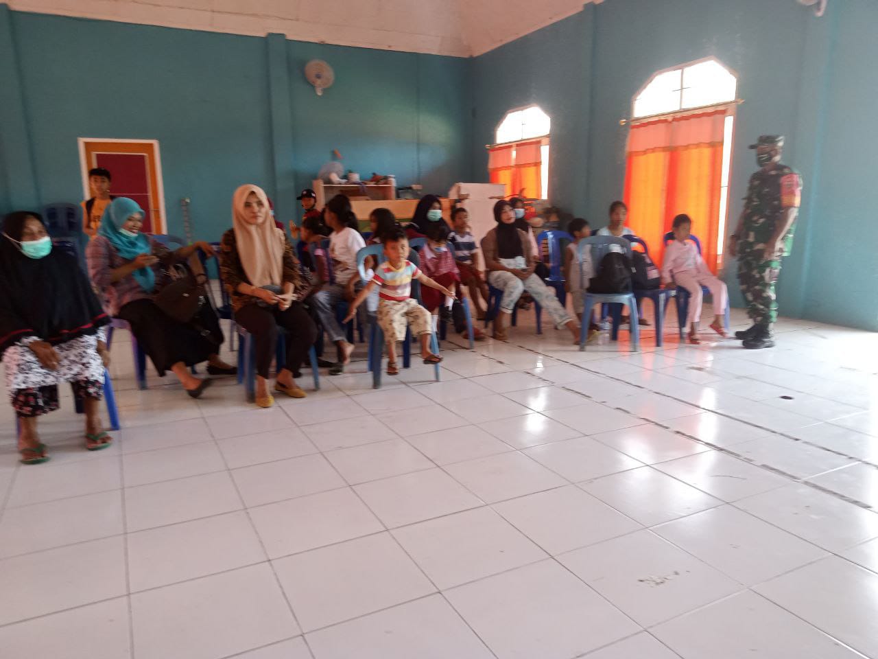 Kodim 1413 Buton Dampingi warga Buton yang akan divaksin