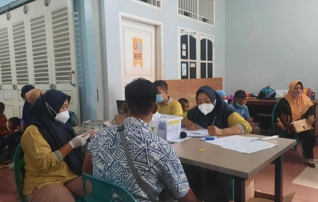 Vaksin Bonus Minyak Goreng, Ratusan Warga Padati Kediaman HYF