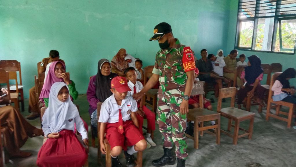 Babinsa Koramil 1413-15/Binongko Dampingi Vaksinasi siswa SD 2 Rokuwa