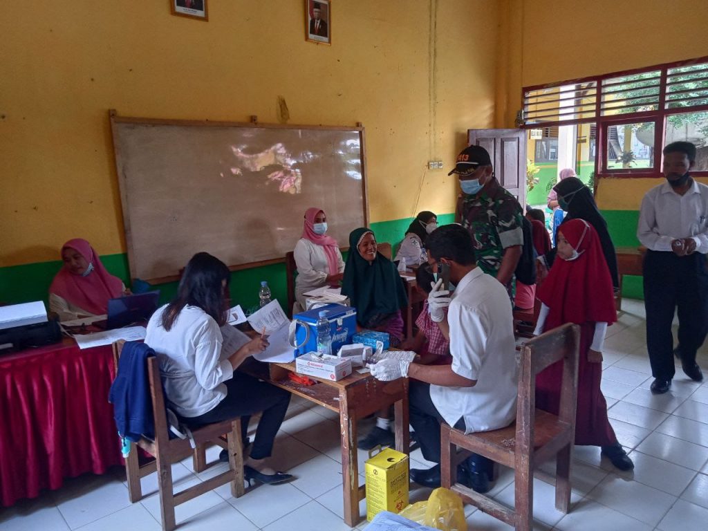 Babinsa Koramil 1413-02/Pasarwajo dampingi Tim Medis Vaksin Warga