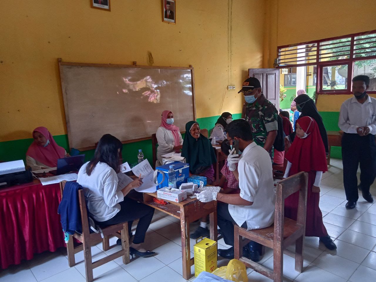 Babinsa Koramil 1413-02/Pasarwajo dampingi Tim Medis Vaksin Warga