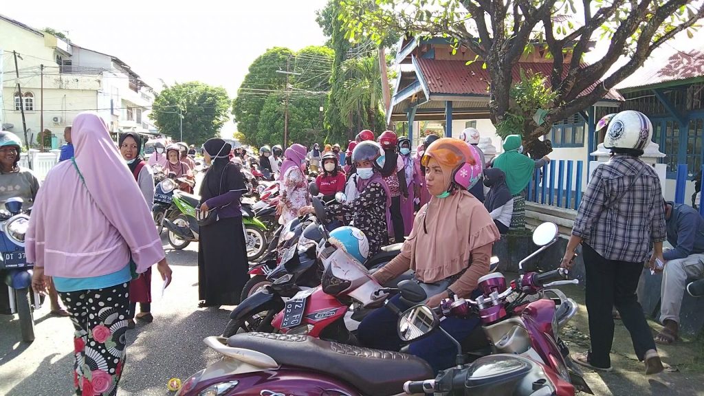 Berburu Minyak Goreng, Puluhan Warga Geruduk Kantor Disperindag Baubau