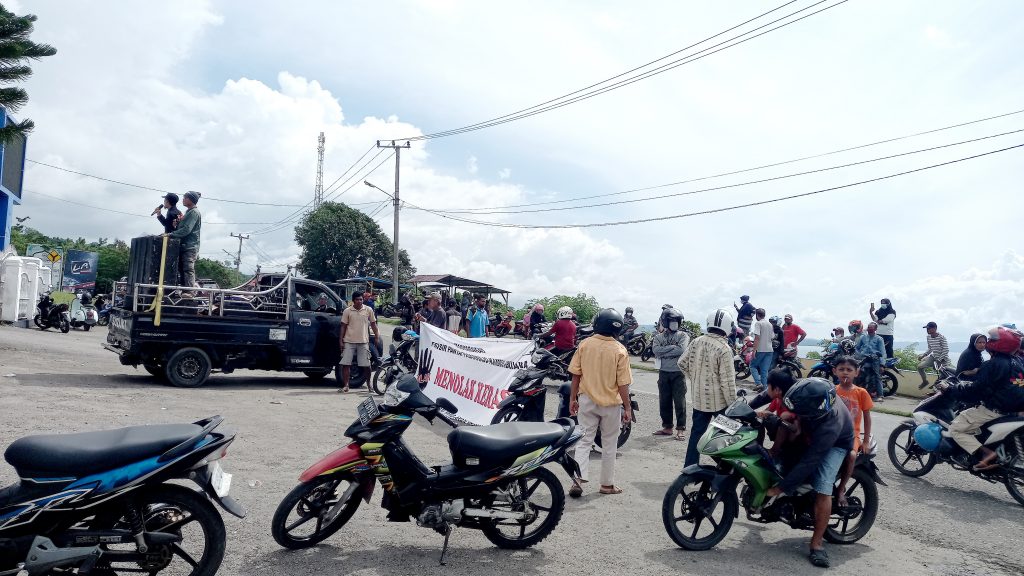 Tolak Relokasi, Ratusan Warga Kambula-Bulana Demo di Rujab Bupati Buton