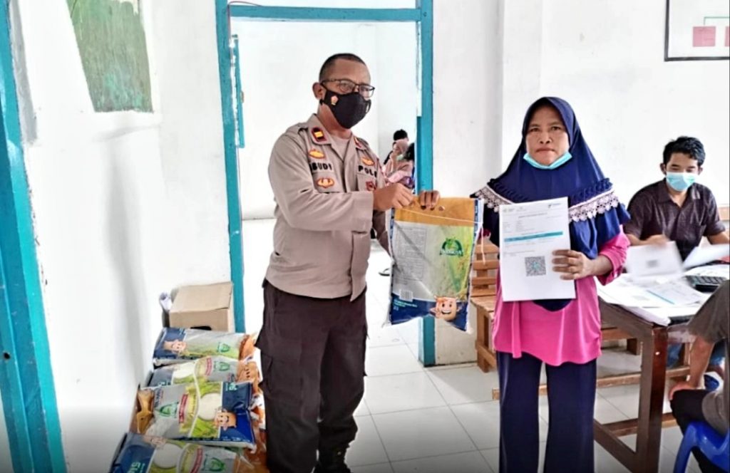 Vaksin Tak Batalkan Puasa, Polres Buton Gelar Vaksinasi dan Bagi Sembako