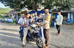 Bhabinkamtibmas Lasalimu dan Muda Mudi Bagi-bagi Ta’jil