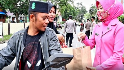 Bhayangkari Buton Bagi-bagi Ta’Jil Gratis