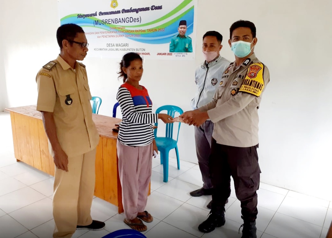 Bhabinkamtibmas Polsek Lasalimu Kawal Pembagian BLT-DD di Kecamatan Lasalimu