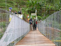 Resmikan Jembatan di Cililin, Ridwan Kamil Apresiasi Peran Komuntas Beri Solusi Bagi Warga