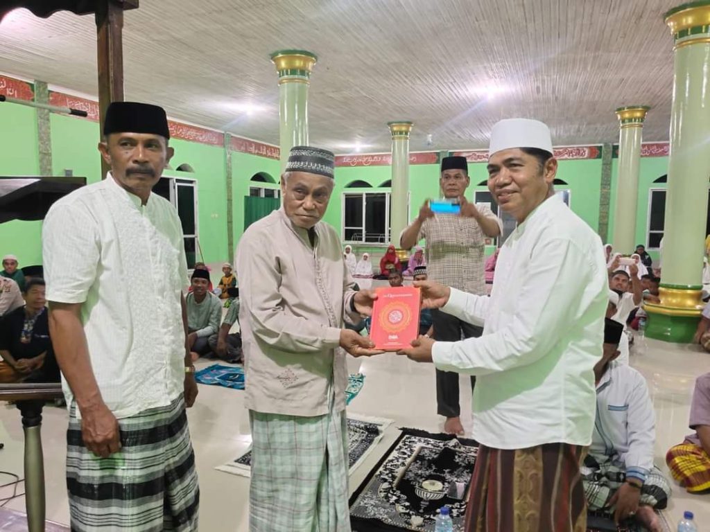 Safari Ramadan di Kecamatan Kapontori, Bupati Buton Kembali Serahkan Al Quran
