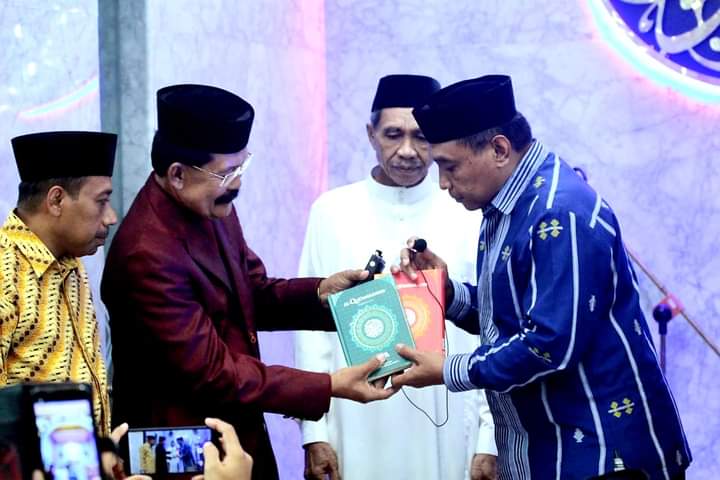 Safari Ramadan, Walikota Baubau Berikan Bantuan Mushaf di Masjid Tanganapada