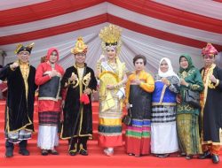 Kenakan Pakaian Adat, Bupati Buton Ikut Upacara HUT Sultra 58