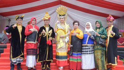 Kenakan Pakaian Adat, Bupati Buton Ikut Upacara HUT Sultra 58