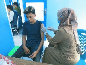 Berikan Kenyamanan ke Warga, Seorang Babinsa Di Poleang Pantau vaksinasi Covid