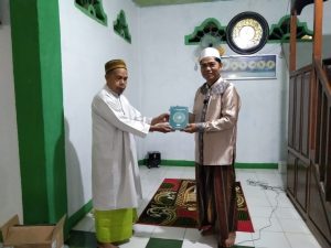 Lagi, Bupati Buton Salurkan Bantuan Al Quran di Mesjid Nurul Falah Pasarwajo