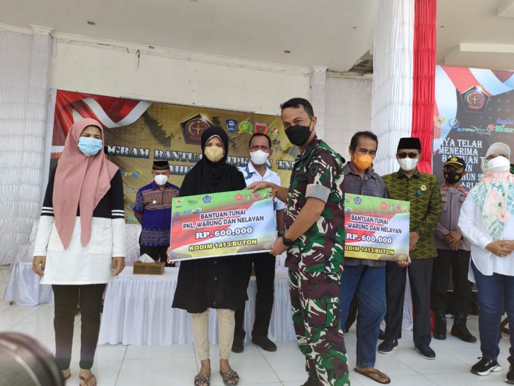 Kodim 1413 Buton Serahkan Bantuan BLT ke Pedagang dan Nelayan