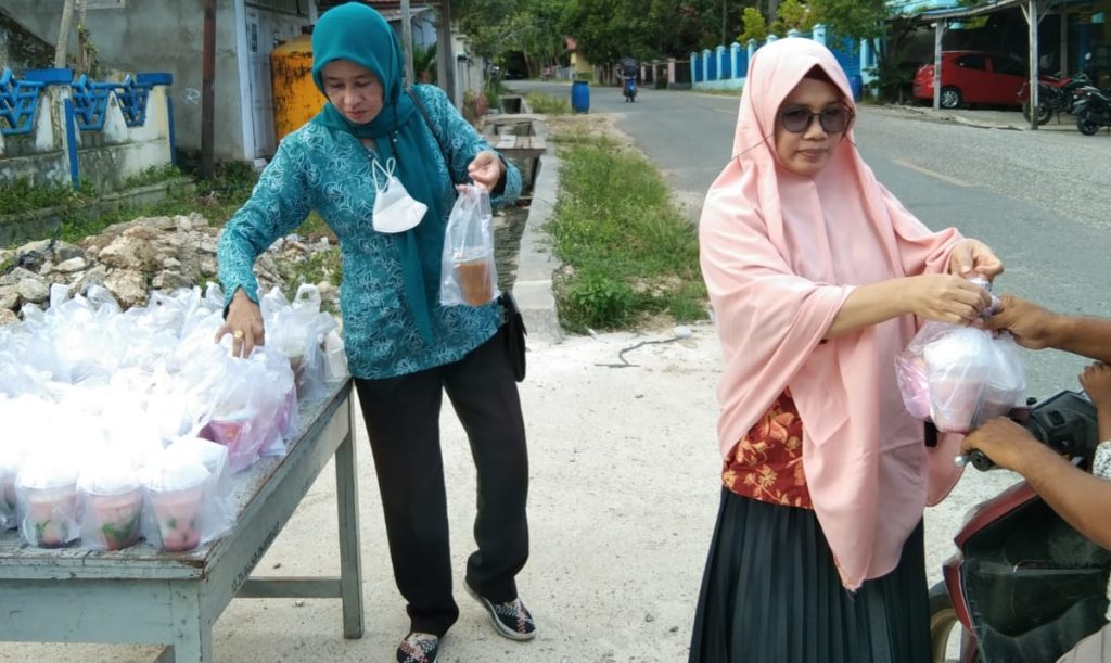 Indahnya Ramadan, Ketua TP PKK Pasarwajo Bagi 500 Takjil Gratis Di Kantor Kecamatan