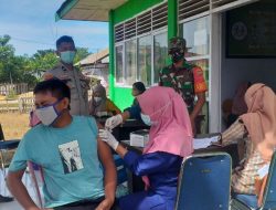 Anggota Koramil 1413-12/Poleang pantau vaksin di KUA Bombana