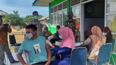 Anggota Koramil 1413-12/Poleang pantau vaksin di KUA Bombana