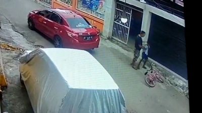 Video Viral Oknum Polisi di Baubau Aniaya Bocah karena Mobilnya Diserempet Sepeda Korban