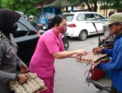 Polwan Polres Baubau Bagikan Ratusan Paket Sembako Ke Warga Kurang Mampu