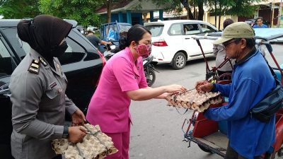 Polwan Polres Baubau Bagikan Ratusan Paket Sembako Ke Warga Kurang Mampu