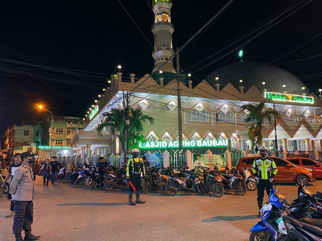 Berikan Kenyamanan dalam Shalat Tarawih, Polres Baubau Tempatkan anggotanya Menjaga Masjid