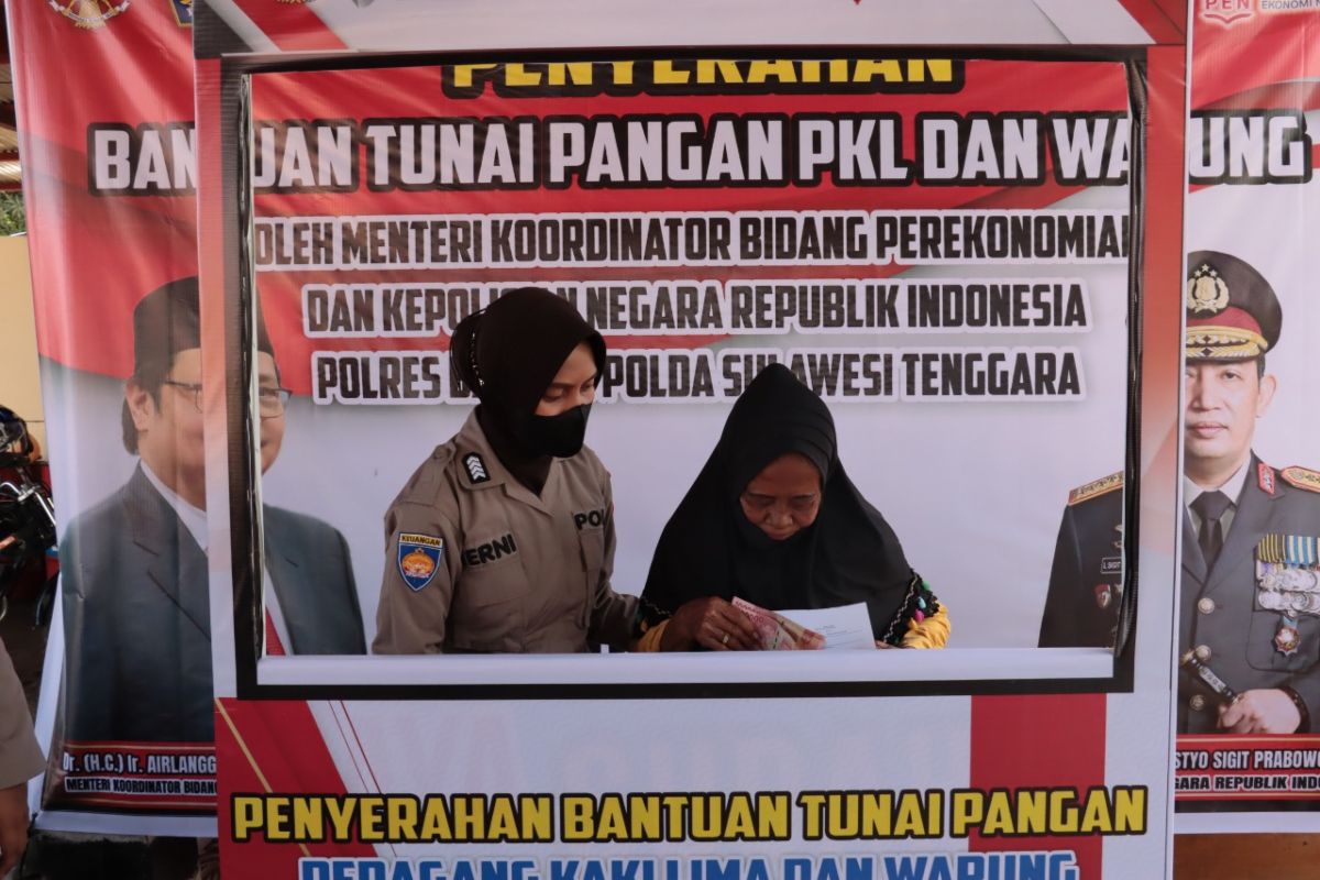 Polres Baubau Berikan Bantuan Tunai Pangan ke Ribuan PKL dan Warung