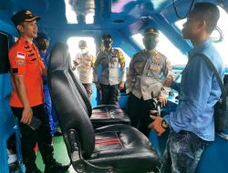 Kapolsek Pasarwajo dan Komandan Pos SAR Cek Arus Mudik di Pelabuhan Banabungi