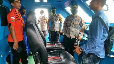 Kapolsek Pasarwajo dan Komandan Pos SAR Cek Arus Mudik di Pelabuhan Banabungi