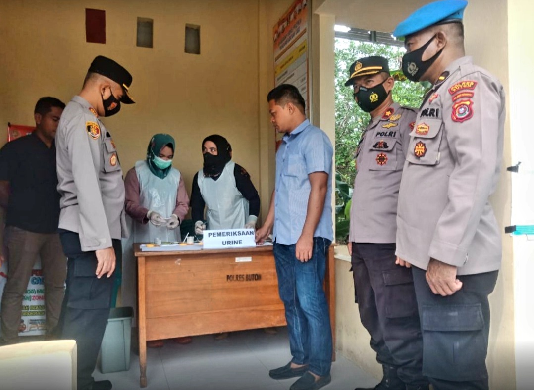 Pastikan Bebas Narkoba, Anggota Polisi di Buton Dites Urine
