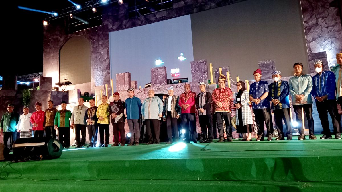 Gubernur Sultra Bangun Patung Oputa Yi Koo