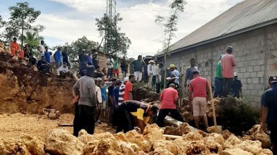 Masyarakat Awainulu Antusias Gotong Royong Bangun Mesjid Nurul Falah