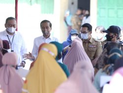 Ridwan Kamil Dampingi Jokowi Bagikan BLT dan Bantuan Modal Usaha Kepada Pedagang Pasar di Cirebon