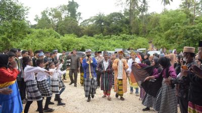 Hadiri Perayaan HUT Desa Kamelanta, Bupati Buton Minta Warga Jaga Peradaban