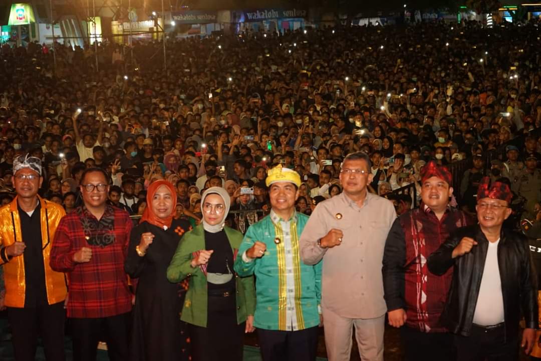 Bupati dan Wabub Buton Hadiri Penutupan HUT Sultra