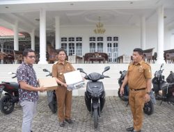 Bupati Buton Serahkan Motor Listrik Gesits pada ASN