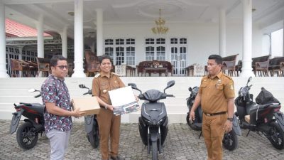 Bupati Buton Serahkan Motor Listrik Gesits pada ASN