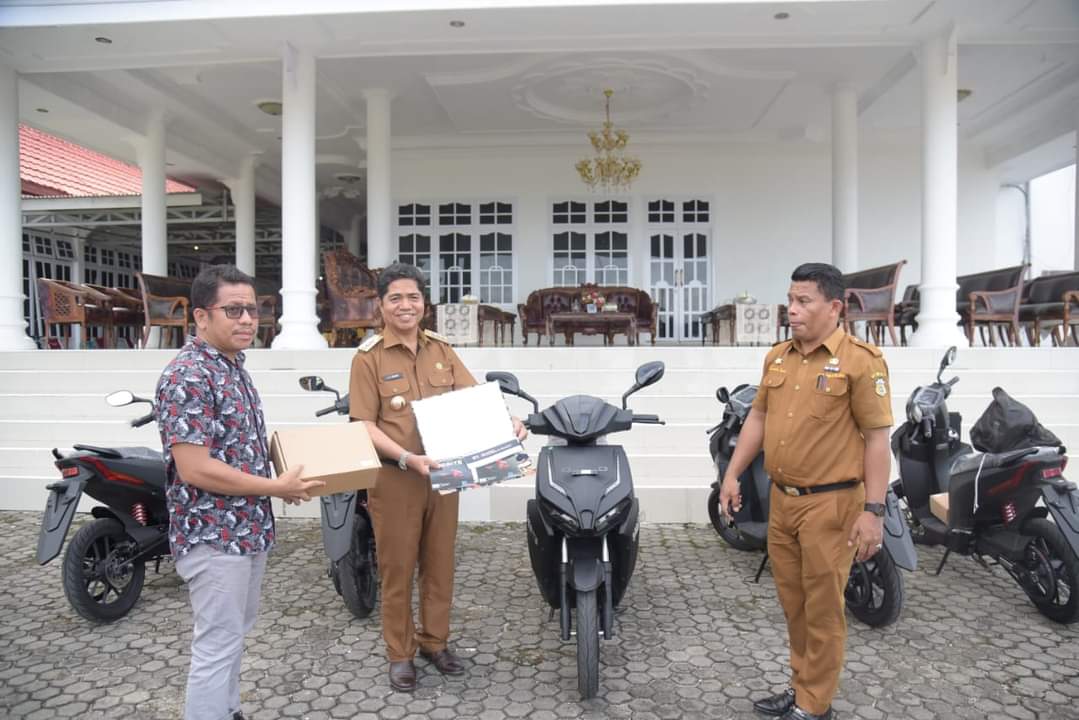 Bupati Buton Serahkan Motor Listrik Gesits pada ASN
