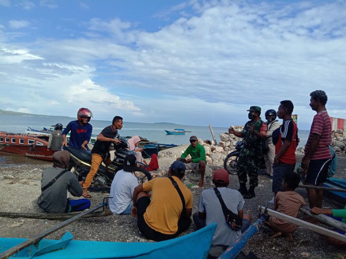 Anggota TNI Kodim 1413 Buton Sosialisasi PPKM