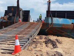 Diduga Tanpa Izin, Satu Unit Tongkang Bermuatan Material Bangunan Bersandar di Jetty PT Tiga Mas Nusantara Bombana