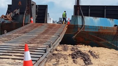Diduga Tanpa Izin, Satu Unit Tongkang Bermuatan Material Bangunan Bersandar di Jetty PT Tiga Mas Nusantara Bombana